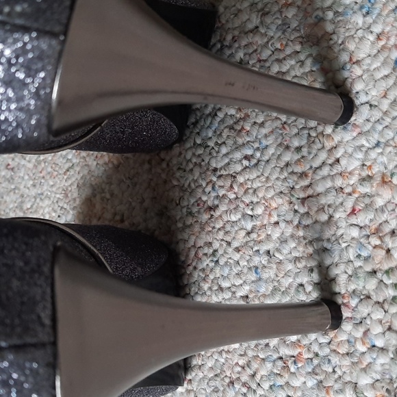 Silver Guess Heels - Picture 4 of 8